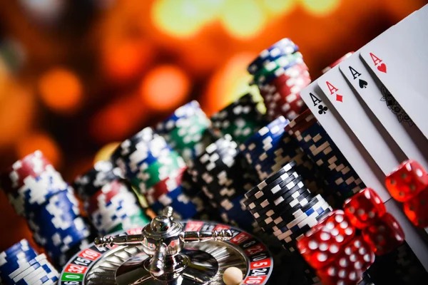 Detailed view of Bikini Paradise symbols and payout table on rw4d